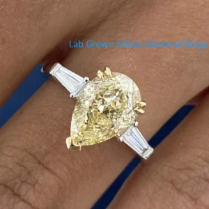 Anillo de compromiso de 3 piedras, VS-VVS de diamante amarillo cultivado en laboratorio de pera, piedra principal CTW de 2,4 quilates, 2CT con anillo de oro de dos tonos IGI de 14K para mujer