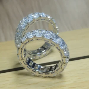 El laboratorio HPHT crea anillos de boda eternos de diamantes de corte circular en color D-F que varia de 0,2 quilates a 0,5 quilates para mujeres